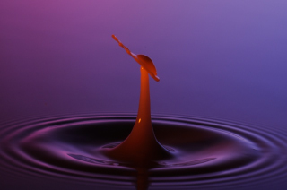 Tropfen in Wasser (147)