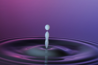 Tropfen in Wasser / Drops in water